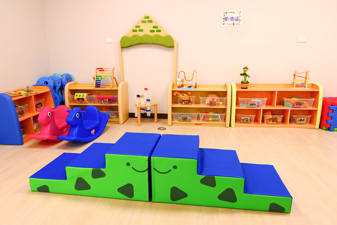 位於中心一樓的鳳山自強公共托嬰中心，針對不同年齡設有專門教室空間，風格設計溫馨明亮。(攝影/Naru)