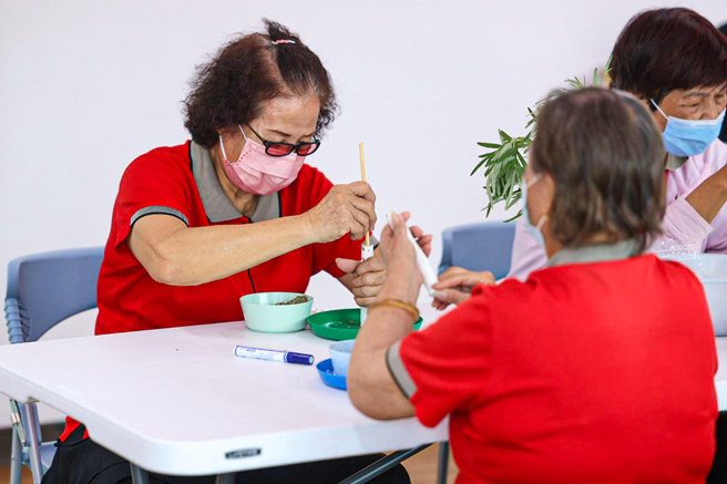 台灣寬霖關懷協會承辦的社區照顧關懷據點暨巷弄長照站，提供65歲以上長者關懷訪視、餐點提供、樂齡課程等服務；高雄市腦麻協會承辦的身障日間照顧服務，也為15歲以上的身心障礙朋友提供日間照顧服務。(圖片提供/高市府新聞局)