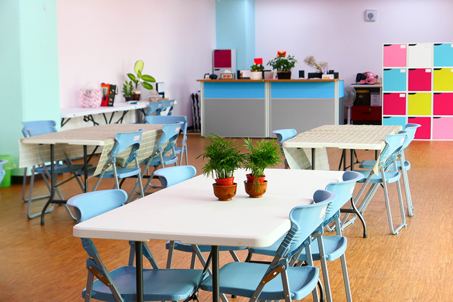 鳳山日照社福多功能中心形成新的社區公共大廳及生活廊道，讓當地居民、據點之間能夠彼此溝通交流，達到共融精神。(攝影/Naru)