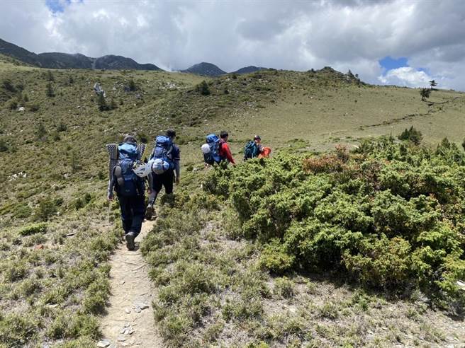 昨天一名協作在八通關古道小營地附近跌落邊坡，南投縣消防局第二大隊派人前往救援。（民眾提供／張亦惠南投傳真）