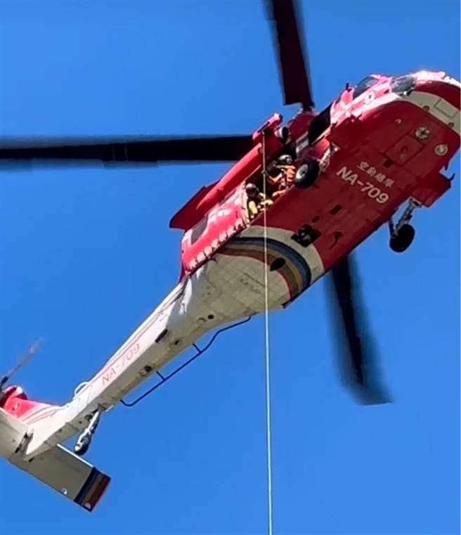 消防今天上午申請直升機將林姓協作大體再送下山。（民眾提供／張亦惠南投傳真）