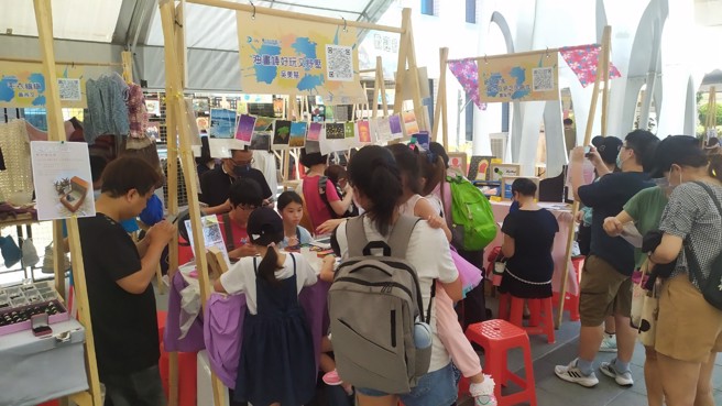 走读大安文化节从多方位思考角度，带领市民朋友用不同的视角感受大安城市之美，推出六大系列主题，图为人口政策摊宣导摊位。(戴志扬翻摄)