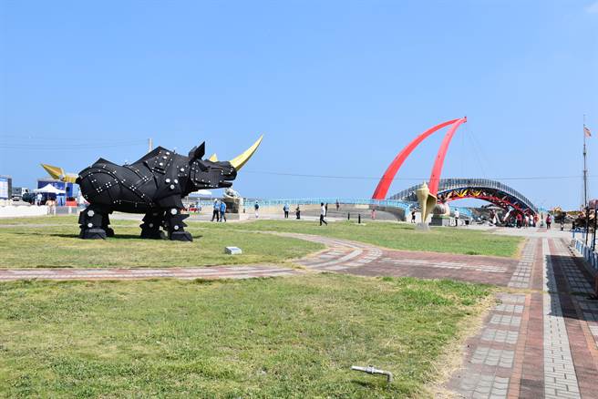 苗栗县苗南海景艺术节苑里镇苑港渔港是展出场所之一。（谢明俊摄）