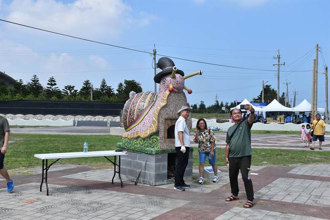 苗栗县苗南海景艺术节苑里镇苑港渔港是展出场所之一。（谢明俊摄）