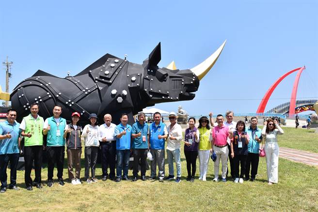 苗栗县苗南海景艺术节8日上午在苑里镇苑港渔港举行开幕。（谢明俊摄）