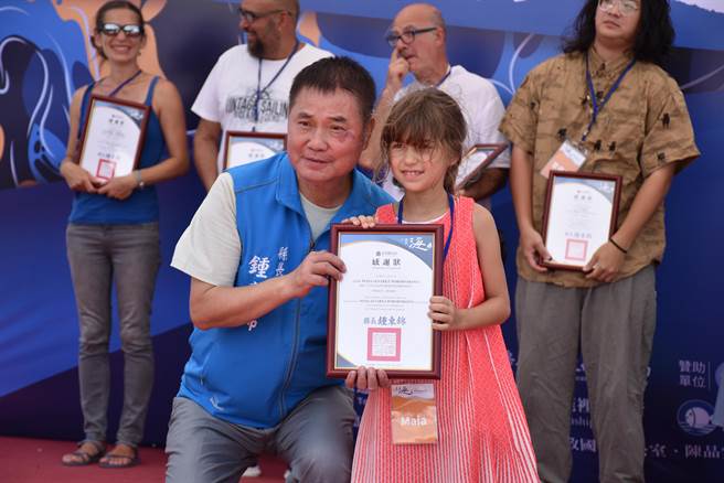 苗栗县苗南海景艺术节8日上午在苑里镇苑港渔港举行开幕，苗栗县长锺东锦颁奖感谢参展外国艺术家们。（谢明俊摄）