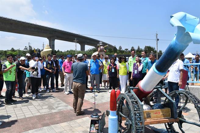 苗栗县苗南海景艺术节8日上午在苑里镇苑港渔港举行开幕礼炮展示。（谢明俊摄）