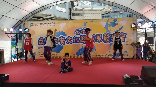 走读大安文化节从多方位思考角度，带领市民朋友用不同的视角感受大安城市之美，推出六大系列主题，图为人口政策活动。(戴志扬翻摄)