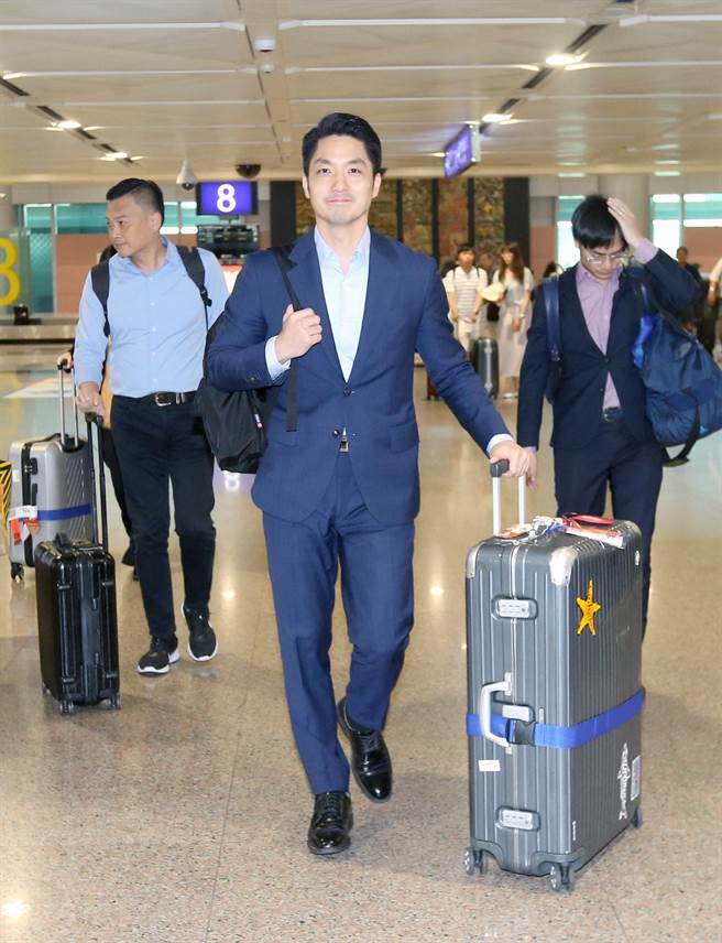 台北市长蒋万安8日搭机返台，针对外界质疑他在星国「数度失踪」，蒋万安强调自己此次见了该见的人。（范扬光摄）