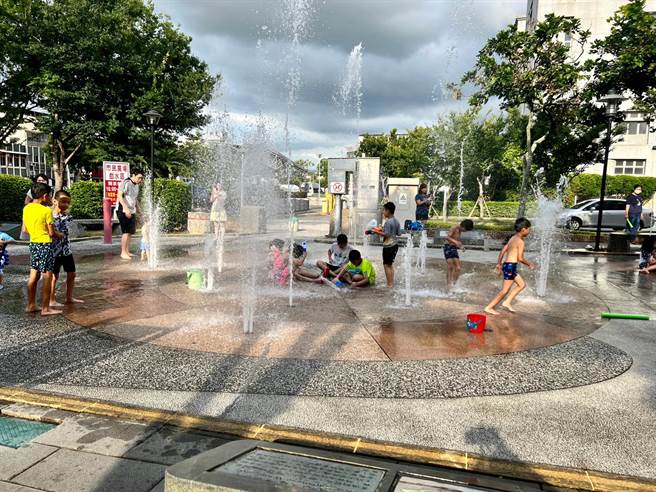 苗栗市市民廣場從7月1起開放，每天都擠滿戲水的小朋友。（讀者提供／謝明俊苗栗傳真）