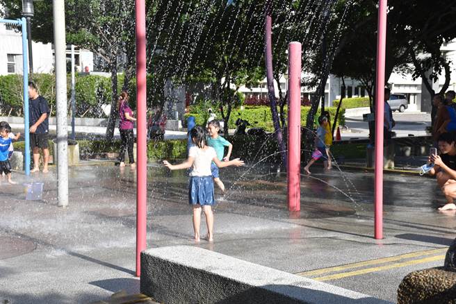 苗栗市市民廣場從7月1起開放，每天都擠滿戲水的小朋友。（謝明俊攝）