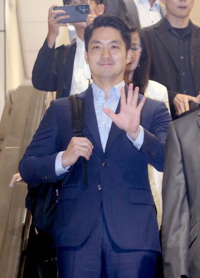 台北市长蒋万安8日搭机返台，针对外界质疑他在星国「数度失踪」，蒋万安强调自己此次见了该见的人。（范扬光摄） 