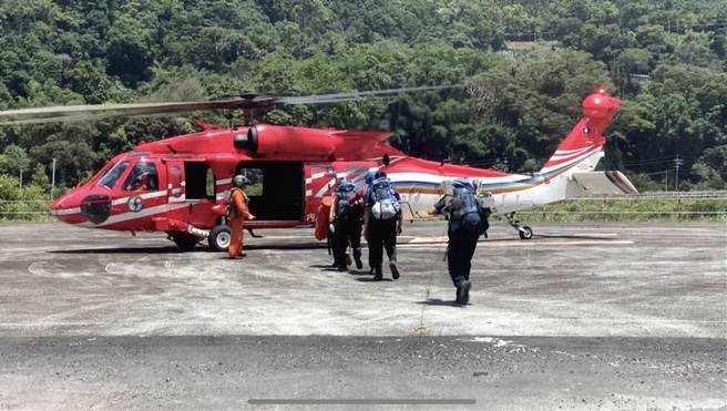 南投縣消第三大隊派玉山、信義分隊警消4名、義消1名前往八通關小營地救援。（民眾提供／張亦惠南投傳真）