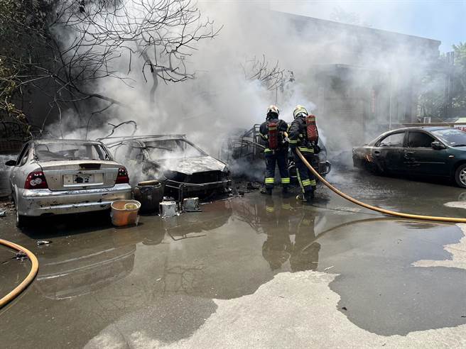 新北市汐止今（8）日中午许突然发生一起火烧车意外，火势猛烈到蔓延至另外3辆车，最终全被烧成骨架，所幸无人伤亡。（黄敬文翻摄）