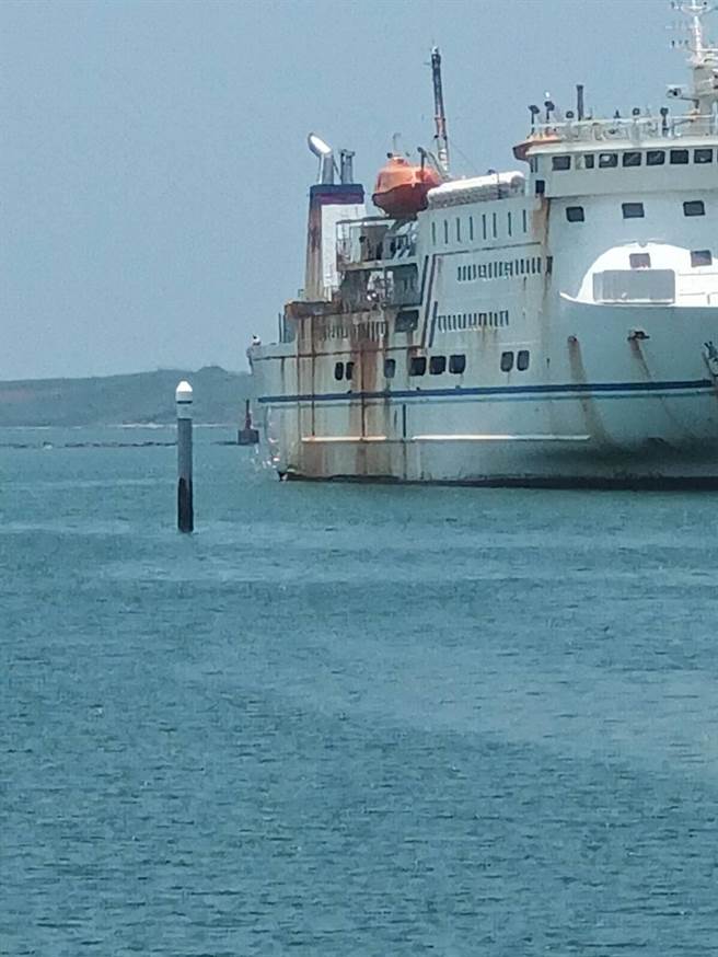 台華輪上工作人員利用正午烈日當空，以為沒人看見，從船尾將船上垃圾倒入海。（民眾提供／許逸民澎湖傳真）