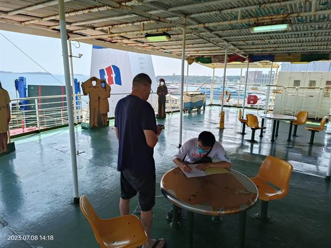 澎湖環保局人員下午登台華輪上稽查。（民眾提供／許逸民澎湖傳真）