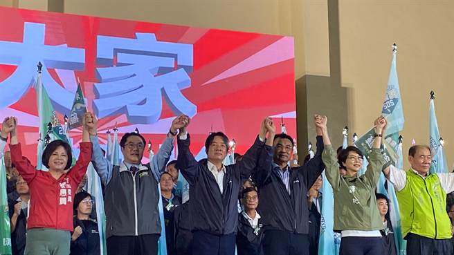 「农业挺赖后援会」今天在台南成立，赖清德（左三）感谢全台8成农会相挺。（曹婷婷摄）