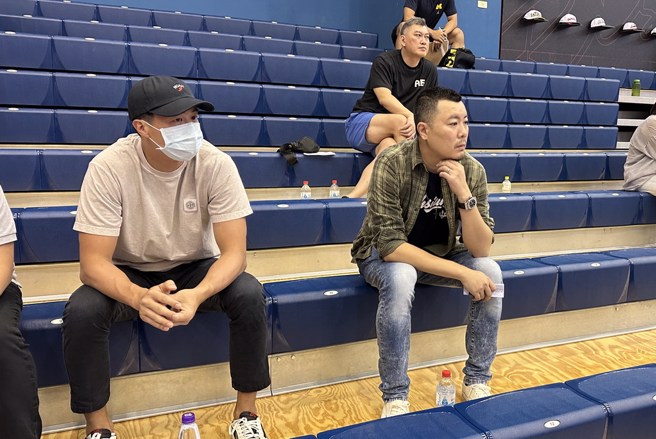 高雄海神執行長李偉誠（右）。（黃及人攝）