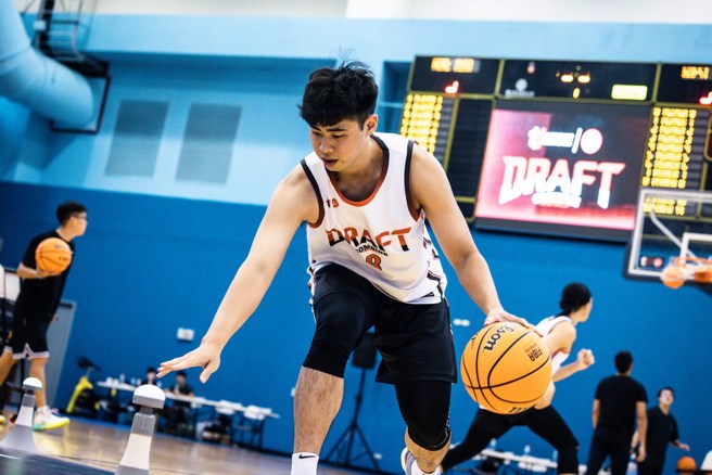 林信寬今天上午參加體測模樣。(T1聯盟提供)