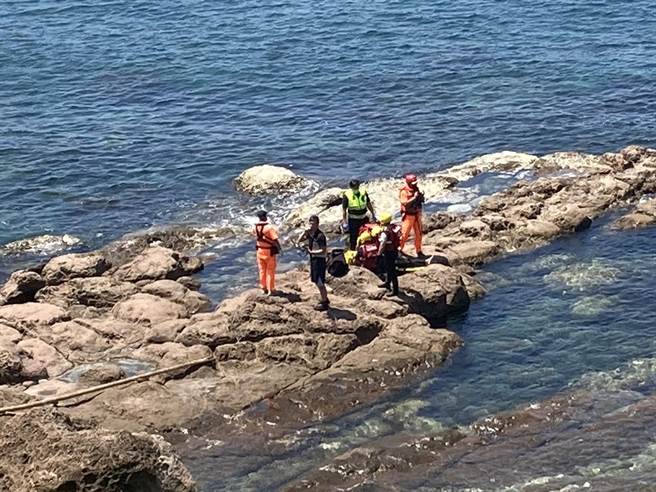 新北市消防局今(8)日获报，中午12时52分许有民眾发现有男子在海上载浮载沉，随即派出人员前往救援。(黄敬文翻摄)