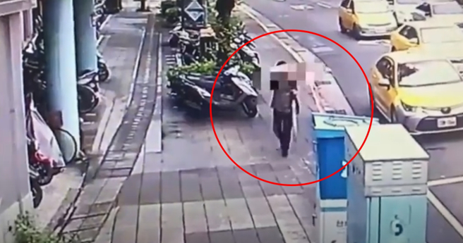 大胆色狼对路边OL袭胸，摸完还进商店偷坚果辩称「不小心」。（翻摄自影片）