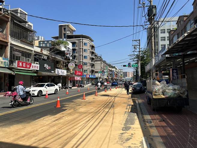 1辆曳引车今天下午行经桃园市桃园区龙寿街时，车体大量漏油，有3骑士因此摔倒，警方也赶紧管制并请清洁队处理。（警方提供）