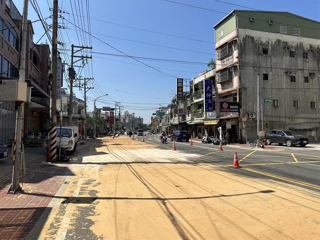 1辆曳引车今天下午行经桃园市桃园区龙寿街时，车体大量漏油，有3骑士因此摔倒，警方也赶紧管制并请清洁队处理。（警方提供）