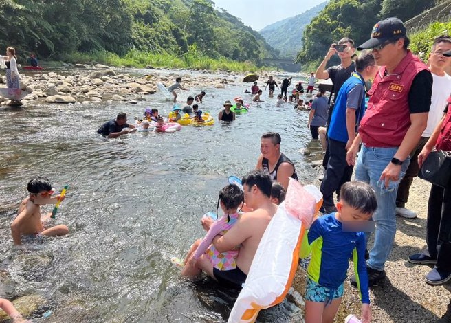 新北市副市长朱惕之（图右）视察大豹溪水域安全。（王扬杰摄）