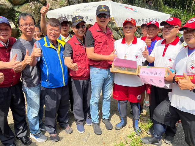 朱惕之（前排右四）慰问驻点民间救难团体。（王扬杰摄）
