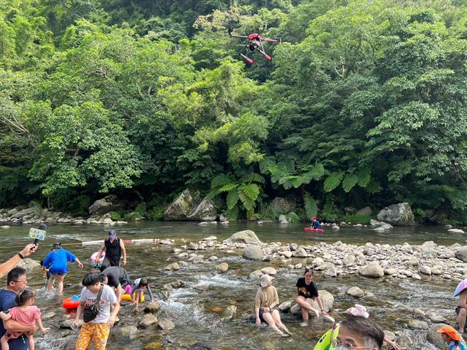 新北市消防局出动空拍机，随时提醒戏水游客注意天候。（王扬杰摄）
