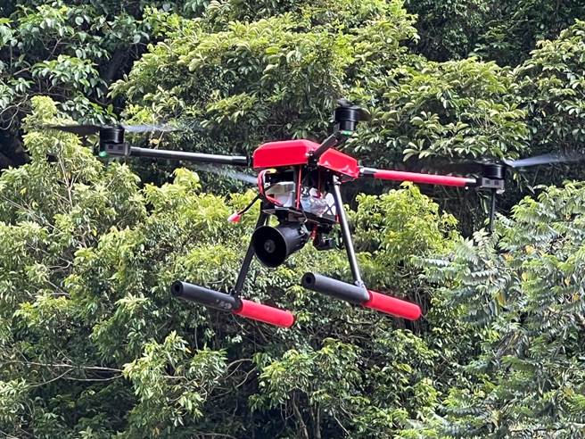 新北市消防局出动空拍机，随时提醒戏水游客注意天候。（王扬杰摄）