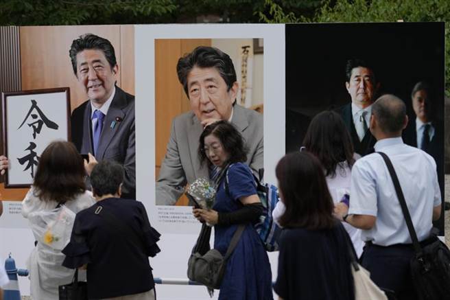 8日上午，日本前首相安倍晉三的一周年祭法事在東京增上寺舉行，許多民眾到場致意。 (美聯社)