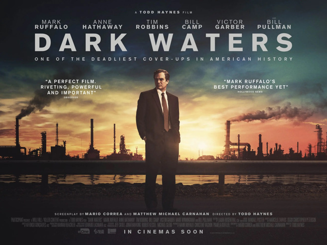 2019年的美国电影《黑水风暴》(Dark Waters)，说的就是杜邦公司在西维吉尼亚州帕克斯堡的污染事件，元凶就是多氟烷化合物。（图/Focus Features）