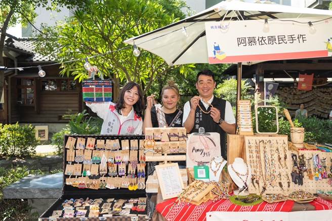 桃园市青年局8日办理桃青职人祭活动，在地青年职人品牌齐聚办市集，更邀不同类型职人分享创业甘苦谈，市府盼持续扶植文创种子，打造桃园成为友善文创都市。（青年局提供／蔡明亘桃园传真）