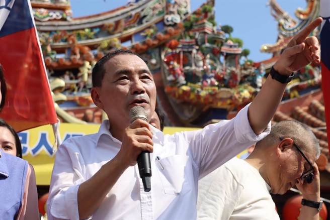 國民黨總統參選人侯友宜8日回到嘉義縣朴子市故鄉參廟拉票。（呂妍庭攝）