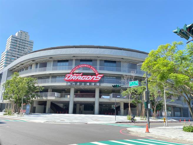 新竹市政府7月4日将「新竹市立棒球场改善专业谘询及检测服务案」，以176万元决标给「悍创运动行销股份有限公司」，遭到绿营市议员包括刘康彦、曾资程质疑。（陈育贤摄）