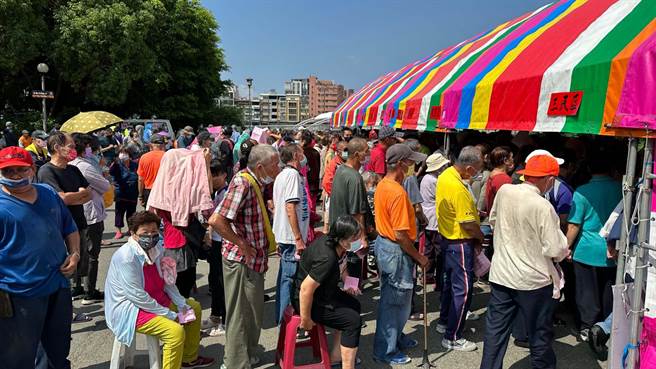 高雄道德院今年7月8日在庙前广场，举行今年第5次大型救济，约有1.5万多中低收入户受惠。（柯宗纬摄）