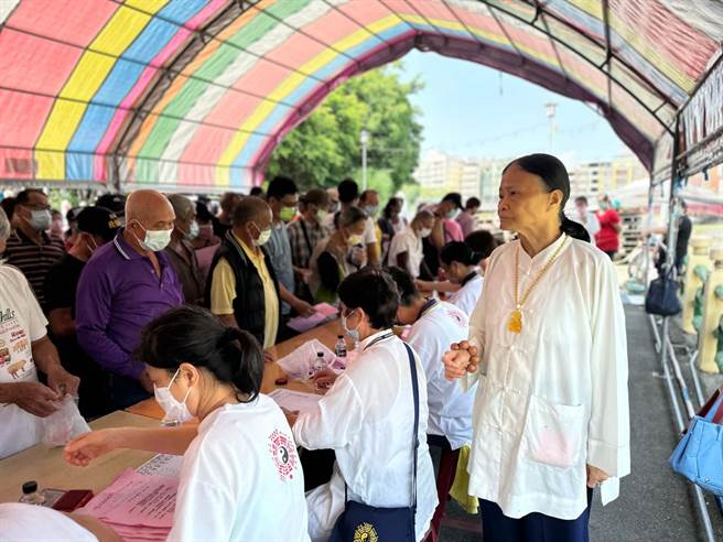 高雄道德院三清太乙大宗师翁太明住持指出，今天在庙前广场进行今年第5次大型救济，花费1000多万元。（柯宗纬摄）