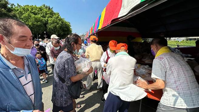 高雄道德院今年7月8日在庙前广场，举行今年第5次大型救济，约有1.5万多中低收入户受惠。（柯宗纬摄）