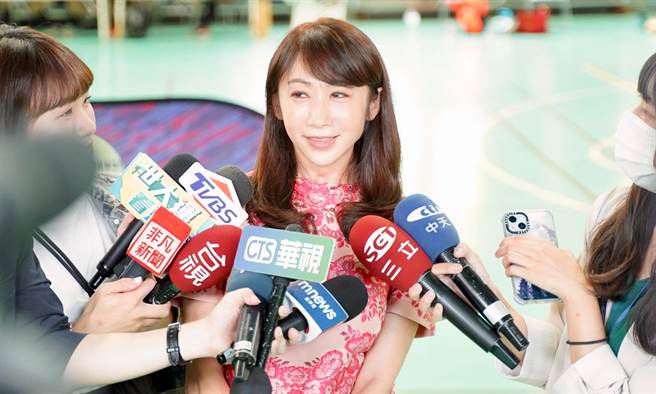 针对民进党中央传出有意礼让无党籍议员林亮君参选中山、北松山立委一事，民进党议员许淑华8日表示，若党内的选区议员有实力、有能力的话，当然是以选区议员优先；除非选区议员民调支持度没有其他候选人高的话，才转向跟其他泛绿联盟合作。（许淑华办公室提供／丁上程台北传真）