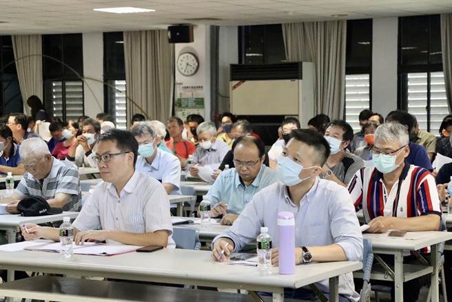 農業發展受氣候異常影響愈趨嚴峻，立法委員江啟臣為協助山城農友解決問題，日前於新社區農會舉辦座談會，邀集農業單位與農友討論面臨的問題。（立委江啟臣辦公室提供／潘虹恩台中傳真）