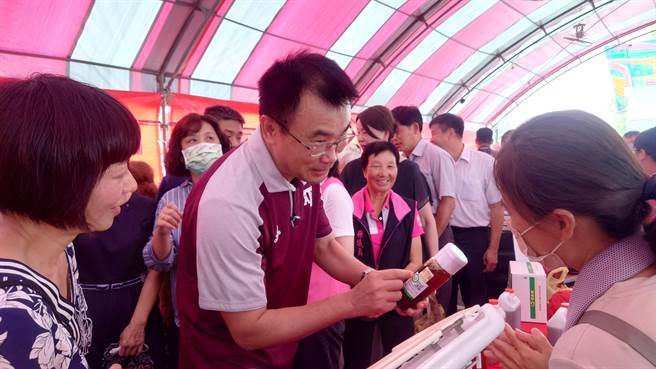 农委会主委陈吉仲8日表示，会在确保蛋农利润与消费者都买得到的前提下，来进行相关措施与调整。（吴建辉摄）