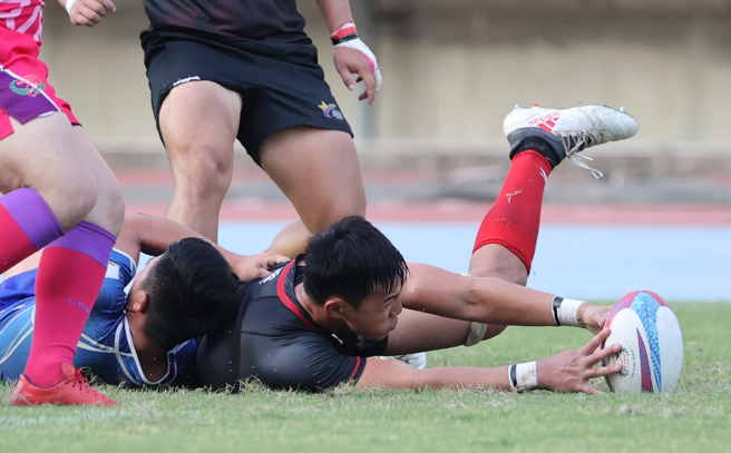 5名主力球员缺阵，老将林威名下半场突围达阵，帮助台北元坤逆转击败长大海洋饲料，完成跨季11连胜不败神话。(台北元坤提供／黄邱伦高雄传真)