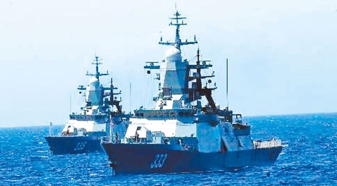 俄罗斯太平洋舰队护卫舰「完美号」(舷号333)及「响亮号」(舷号335)。（摘自日本防卫省统合幕僚监部）