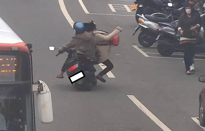 桃园市本年度迄今共发生20件行人24小时内死亡交通事故，其中行人违规有14件。（翻摄照片）