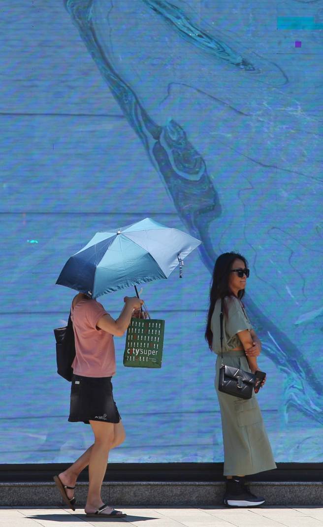 受到太平洋高压影响，8日各地仍维持晴朗炎热的天气，桃园以北与东部地区有37°C以上高温发生机率，大台北上看38度。假日民眾外出，在树荫下运动聊天，享受悠閒的户外时光。（图／王英豪摄）