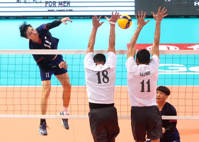 吴宗轩(左)在网前强力扣杀。(中华排协提供)