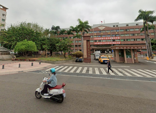 高雄市8日晚間發生一起離奇案件，一名男子陳屍於802國軍醫院圍牆旁。（翻攝自GOOGLE MAP）