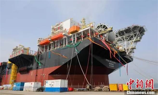 大陆6月新获造船订单继续超过韩国，差距进一步扩大。图为2023年5月26日，全球首艘M350型浮式生产储卸油船在大连交付。（中新网）