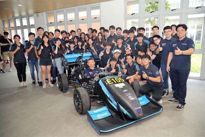 台大賽車隊今(8)日舉行新車發表會，首度公開亮相由學生親手設計與打造的全新第四代賽車「Epsilon 4」。(台大提供／李侑珊台北傳真)